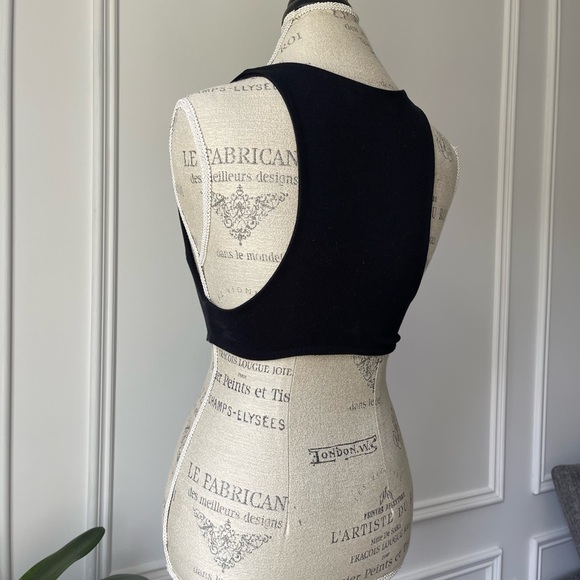 Black Sleeveless Crop Top - Picture 4 of 6